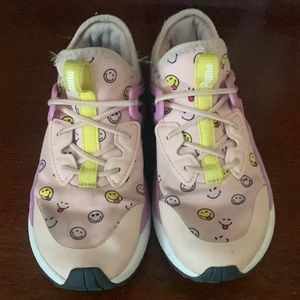 Girls puma smiley face tennis shoes